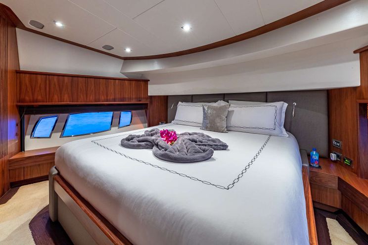 Charter Yacht EMRYS - Sunseeker 98 - 4 Cabins - Nassau - Staniel Cay - Exumas - Bahamas