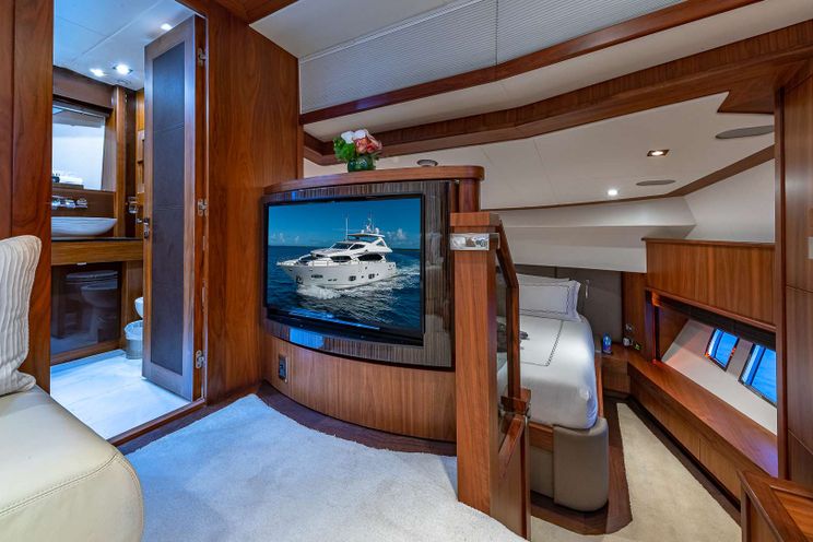 Charter Yacht EMRYS - Sunseeker 98 - 4 Cabins - Nassau - Staniel Cay - Exumas - Bahamas