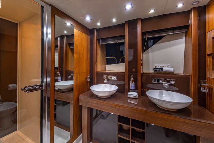 Charter Yacht EMRYS - Sunseeker 98 - 4 Cabins - Nassau - Staniel Cay - Exumas - Bahamas