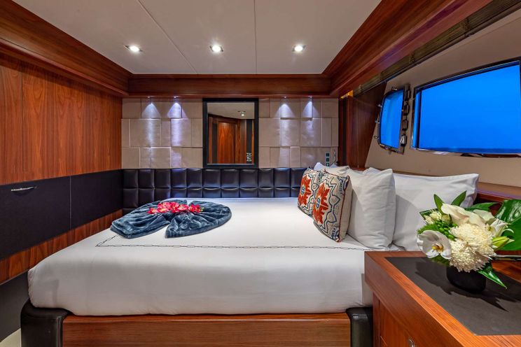 Charter Yacht EMRYS - Sunseeker 98 - 4 Cabins - Nassau - Staniel Cay - Exumas - Bahamas