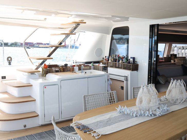 XANDROS Lagoon 65 - aft deck kitchenette XANDROS Lagoon 65 - aft deck kitchenette