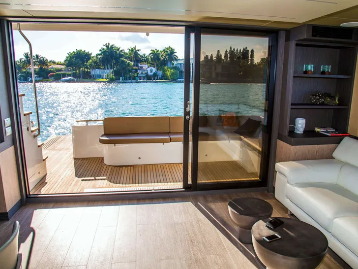 OVER REEF - Main Salon OVER REEF - Main Salon