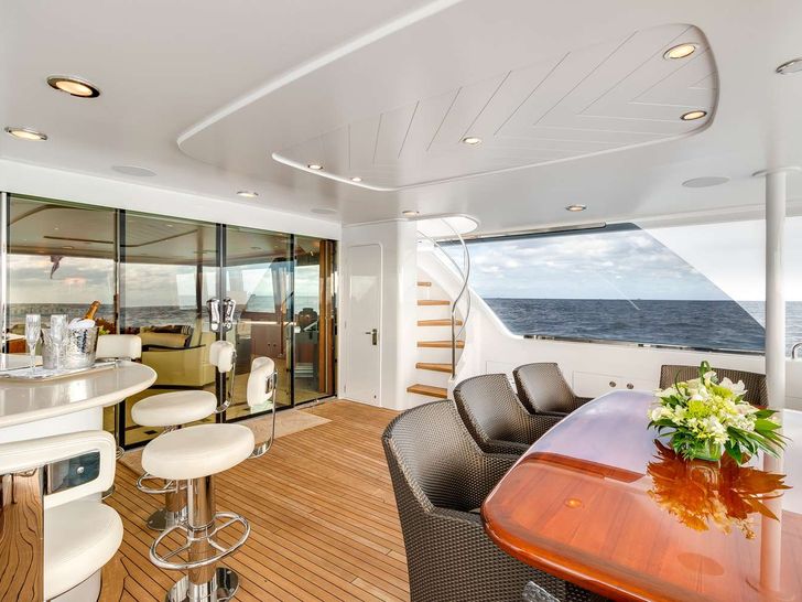 MY WAY Westport 112 Aft Deck Dining MY WAY Westport 112 Aft Deck Dining