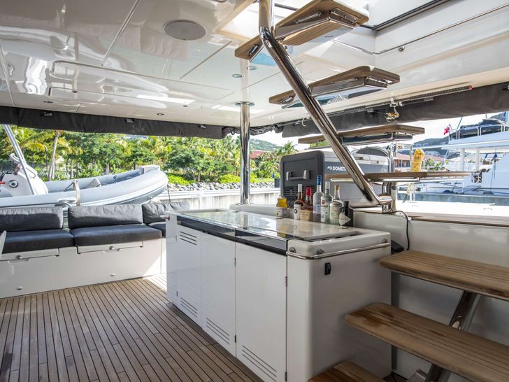 HULYA Lagoon 630 - Aft Deck Mini Bar HULYA Lagoon 630 - Aft Deck Mini Bar