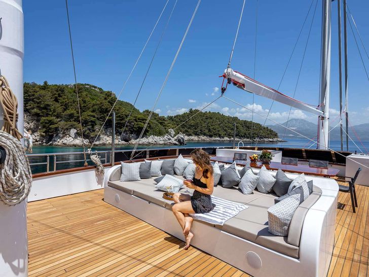 LOVE STORY - flybridge LOVE STORY - flybridge