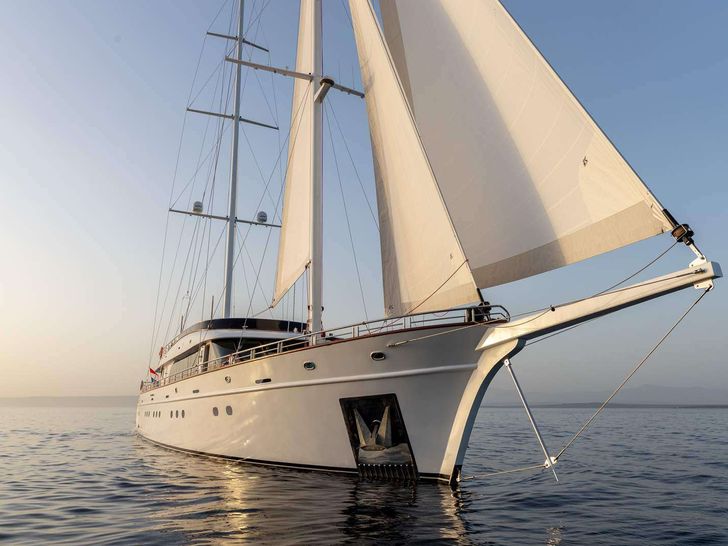 LOVE STORY - bow exterior view