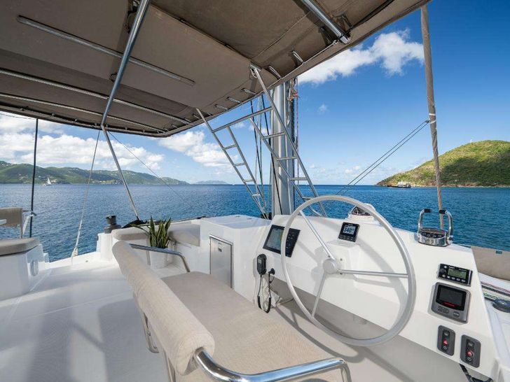 ELYSIAN Bali 5.4 - flybridge helm ELYSIAN Bali 5.4 - flybridge helm