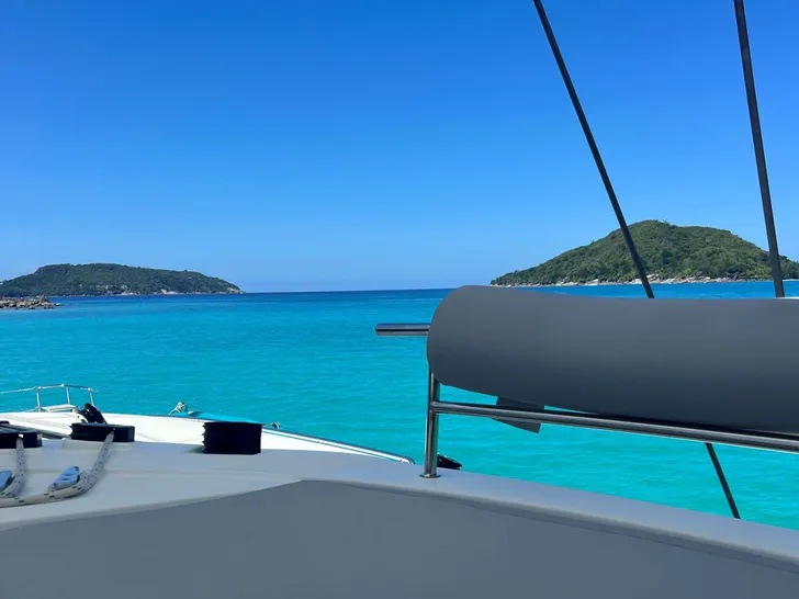 REVE2MER Lagoon 620 - view of the cerulean blue water REVE2MER Lagoon 620 - view of the cerulean blue water