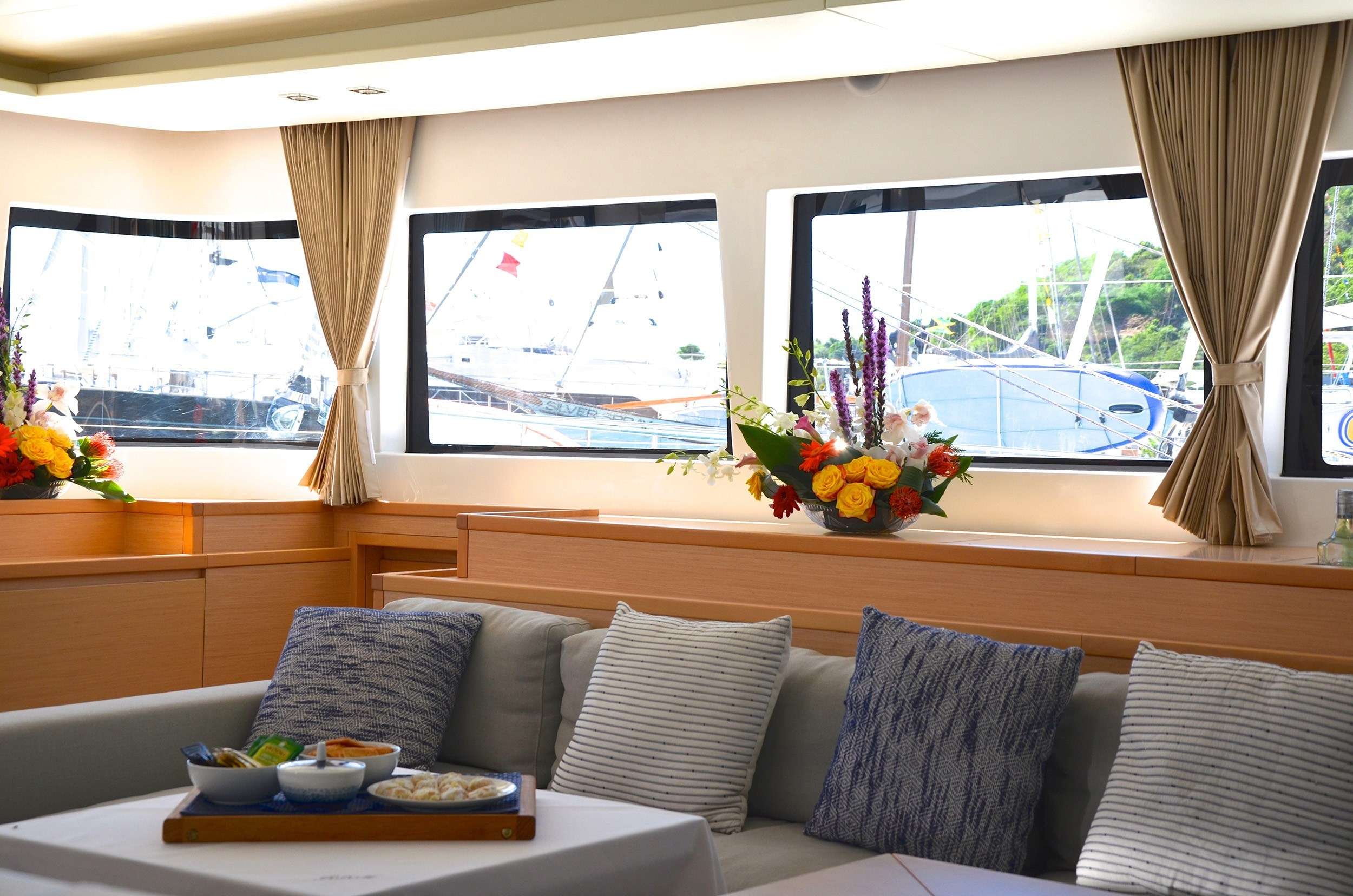 REVE2MER Lagoon 620 - saloon lounge