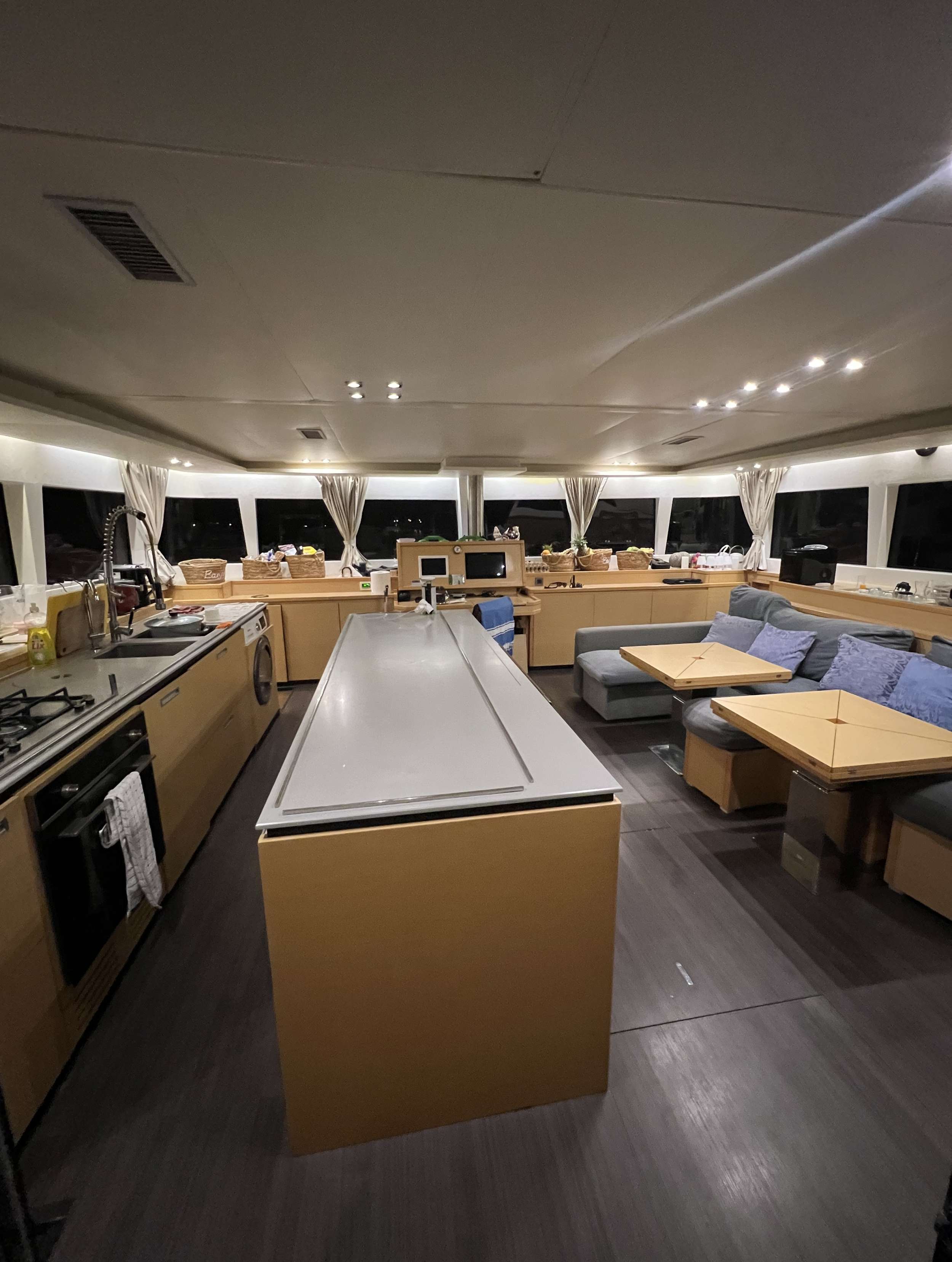 REVE2MER Lagoon 620 - saloon and galley