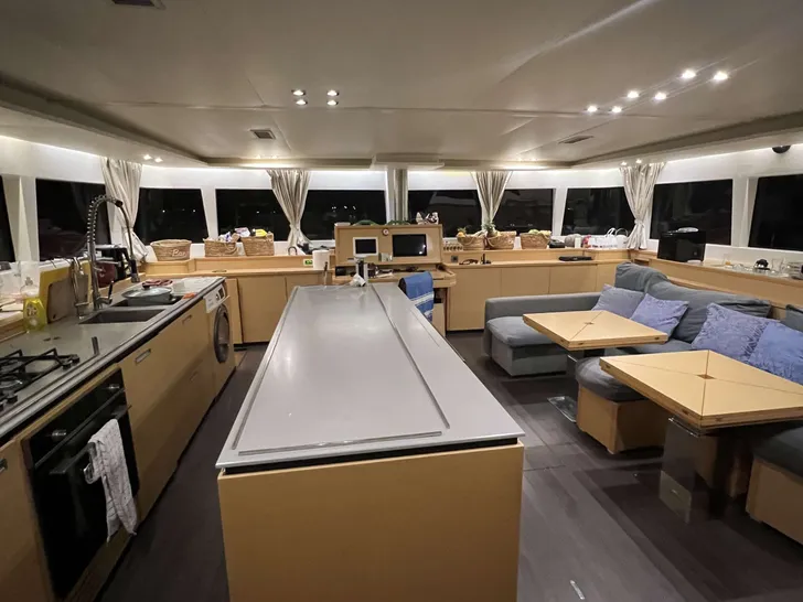 REVE2MER Lagoon 620 - saloon and galley REVE2MER Lagoon 620 - saloon and galley