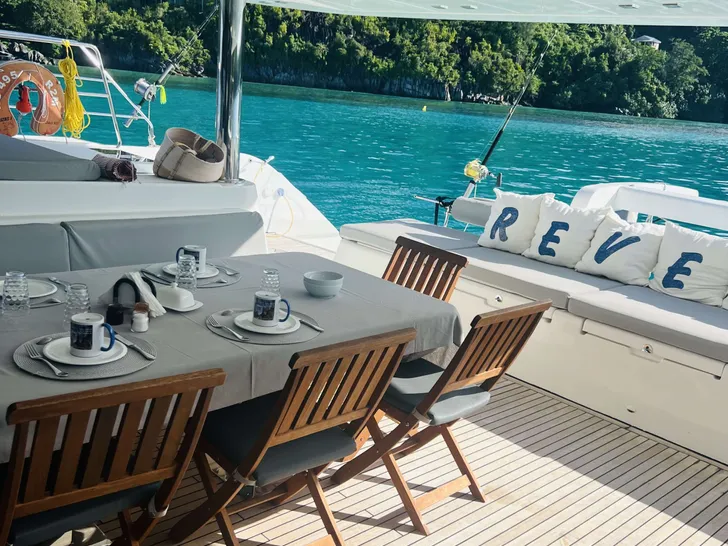 tea timeREVE2MER Lagoon 620 - aft deck alfresco dining area tea timeREVE2MER Lagoon 620 - aft deck alfresco dining area