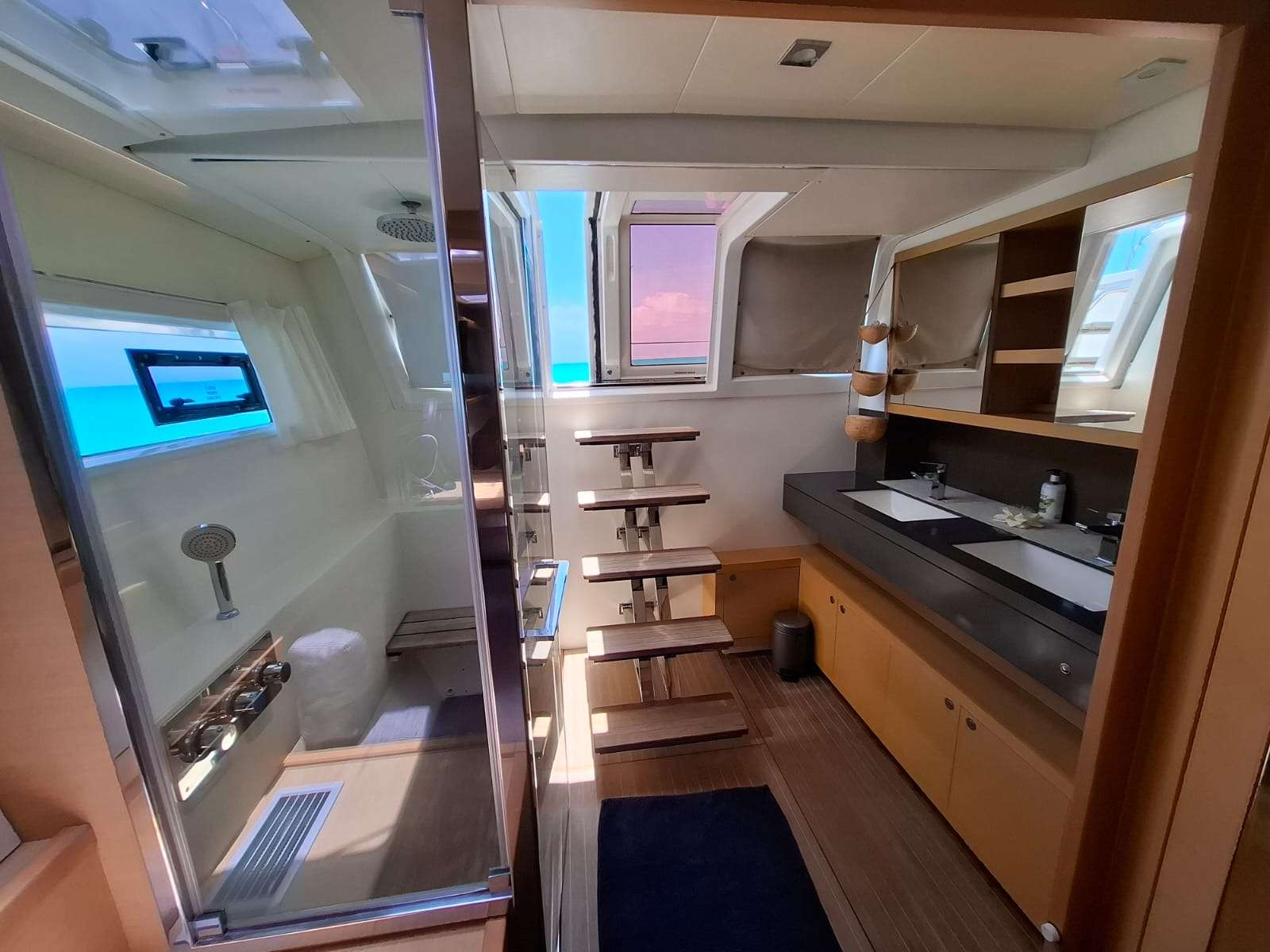 REVE2MER Lagoon 620 - master cabin bathroom