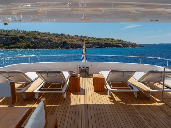 SHOOTING STAR - Cantieri di Pisa 102 - Sundeck Aft Loungers SHOOTING STAR - Cantieri di Pisa 102 - Sundeck Aft Loungers