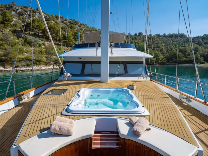 NAVILUX Motor Sailer 34m - jacuzzi NAVILUX Motor Sailer 34m - jacuzzi