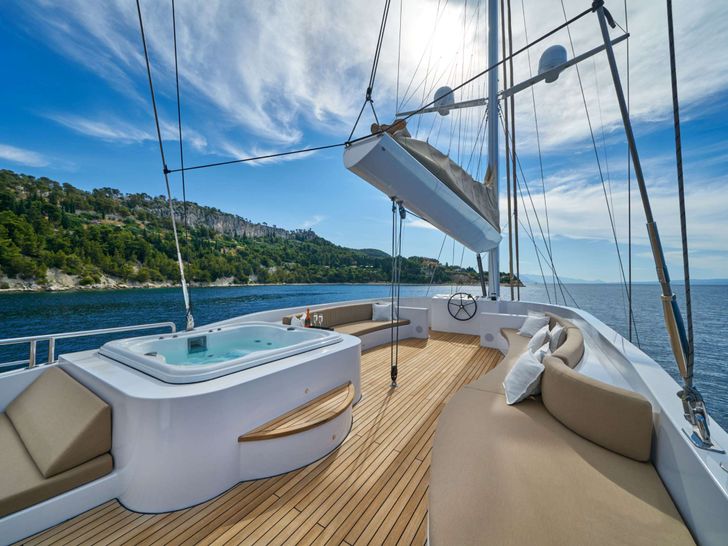 ACAPELLA Leda Motor Sailer 49m - jacuzzi ACAPELLA Leda Motor Sailer 49m - jacuzzi