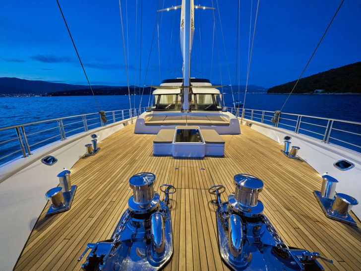 ACAPELLA Leda Motor Sailer 49m - foredeck ACAPELLA Leda Motor Sailer 49m - foredeck