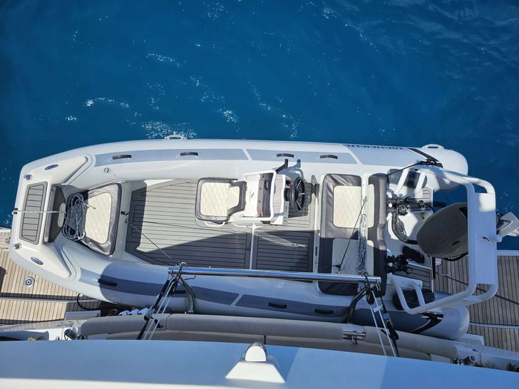 CRYSTAL DREAMS - Bali 5.4 - tender CRYSTAL DREAMS - Bali 5.4 - tender