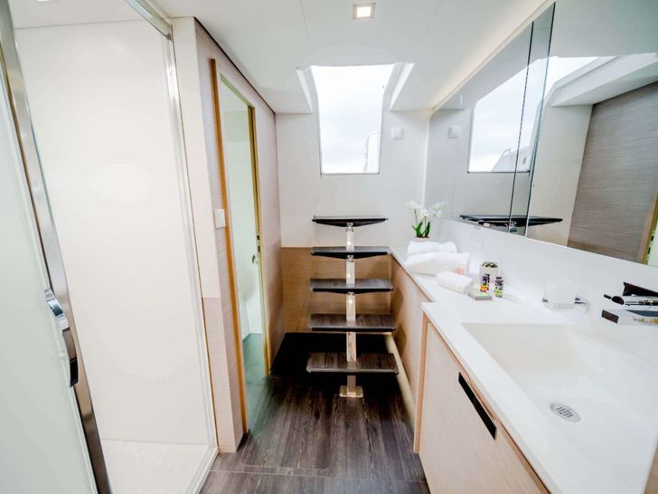 NAMASTE Fountaine Pajot Samana 59 - master cabin bathroom NAMASTE Fountaine Pajot Samana 59 - master cabin bathroom