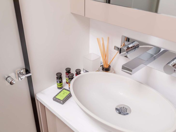 NAMASTE Fountaine Pajot Samana 59 - guest cabin bathroom NAMASTE Fountaine Pajot Samana 59 - guest cabin bathroom