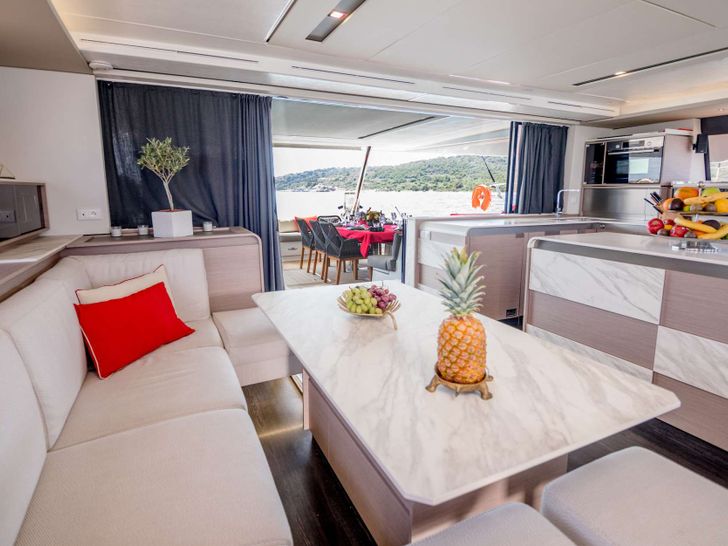 ASTORIA Fountaine Pajot Samana 59 - saloon dining area ASTORIA Fountaine Pajot Samana 59 - saloon dining area