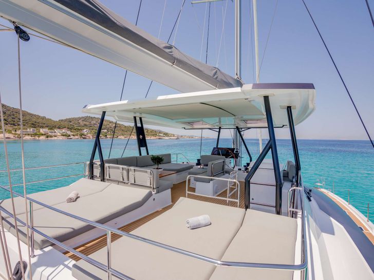 ASTORIA Fountaine Pajot Samana 59 - flybridge sun beds ASTORIA Fountaine Pajot Samana 59 - flybridge sun beds
