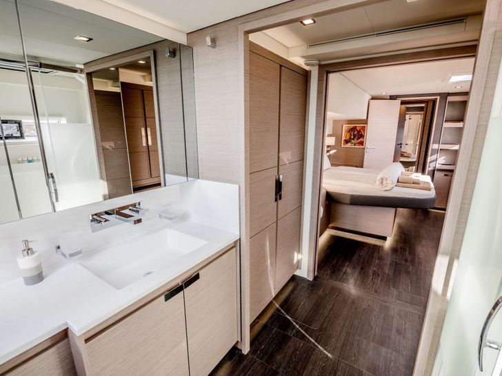 ASTORIA - master cabin en suite bathroom