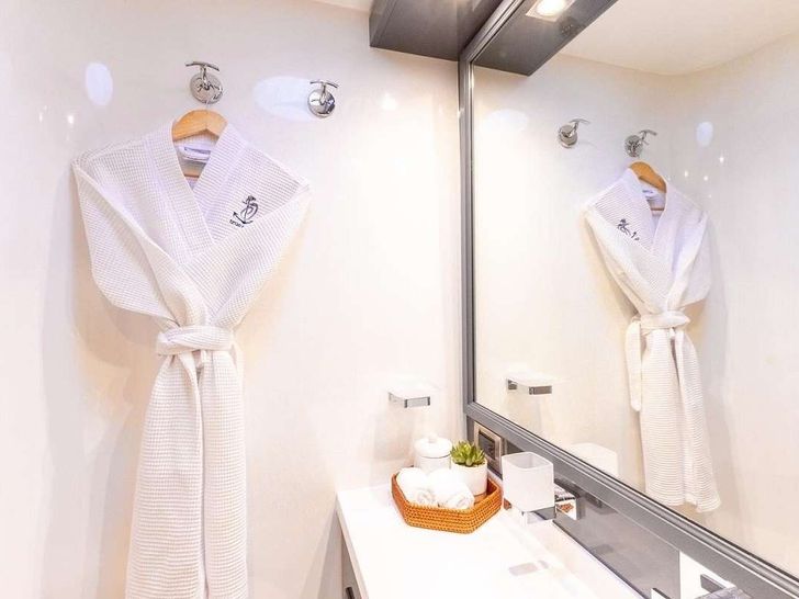 TRUE STORY Fountaine Pajot Victoria 67 - twin cabin bathroom TRUE STORY Fountaine Pajot Victoria 67 - twin cabin bathroom