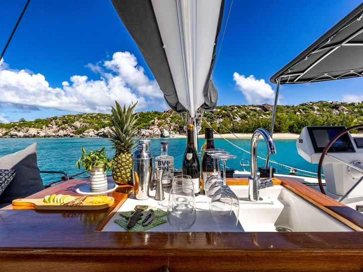 TRUE STORY Fountaine Pajot Victoria 67 - flybridge dining table TRUE STORY Fountaine Pajot Victoria 67 - flybridge dining table