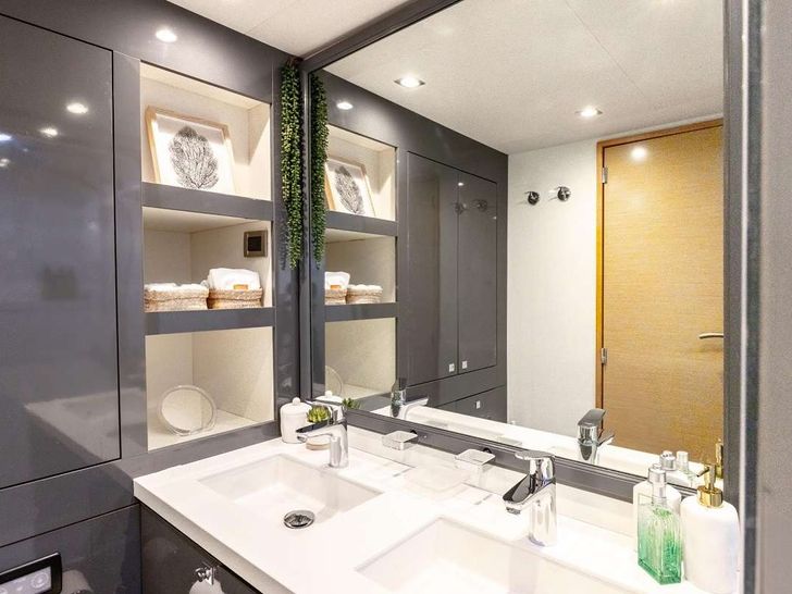TRUE STORY Fountaine Pajot Victoria 67 - master cabin bathroom TRUE STORY Fountaine Pajot Victoria 67 - master cabin bathroom