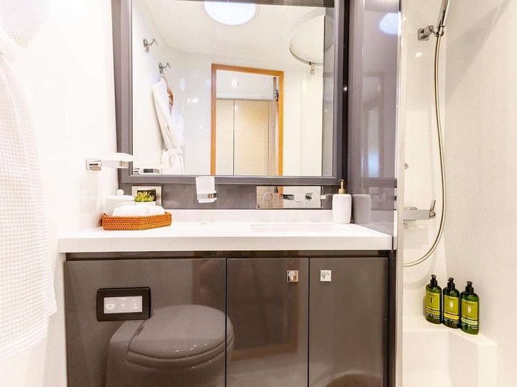 TRUE STORY Fountaine Pajot Victoria 67 - VIP cabin bathroom TRUE STORY Fountaine Pajot Victoria 67 - VIP cabin bathroom