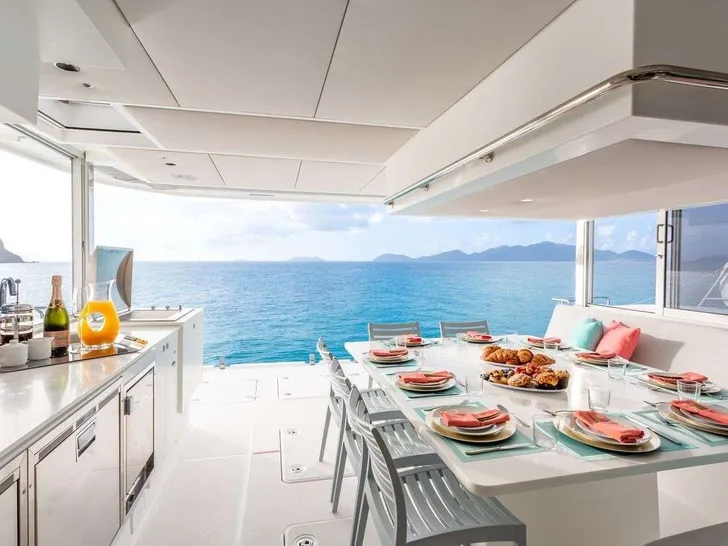 VOYAGE 590e - alfresco dining set up VOYAGE 590e - alfresco dining set up