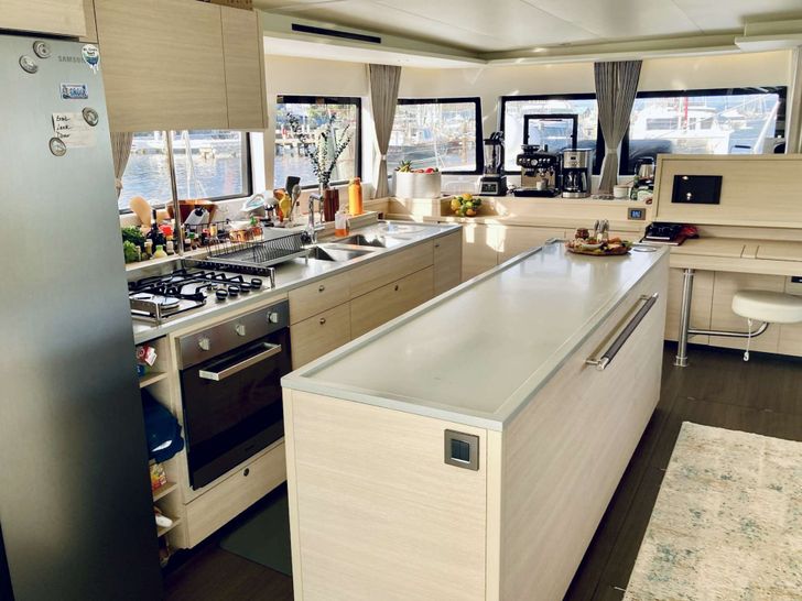 THE PURSUIT - Lagoon 620,expansive galley THE PURSUIT - Lagoon 620,expansive galley