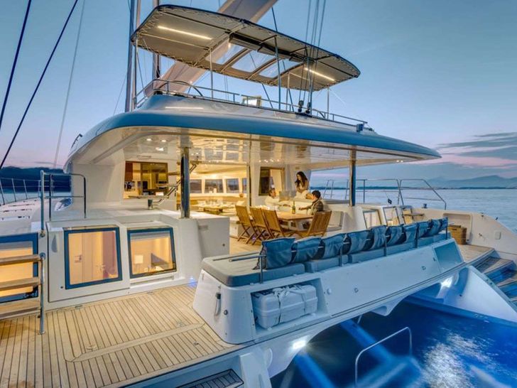 THE PURSUIT - Lagoon 620,aft deck alfresco dining