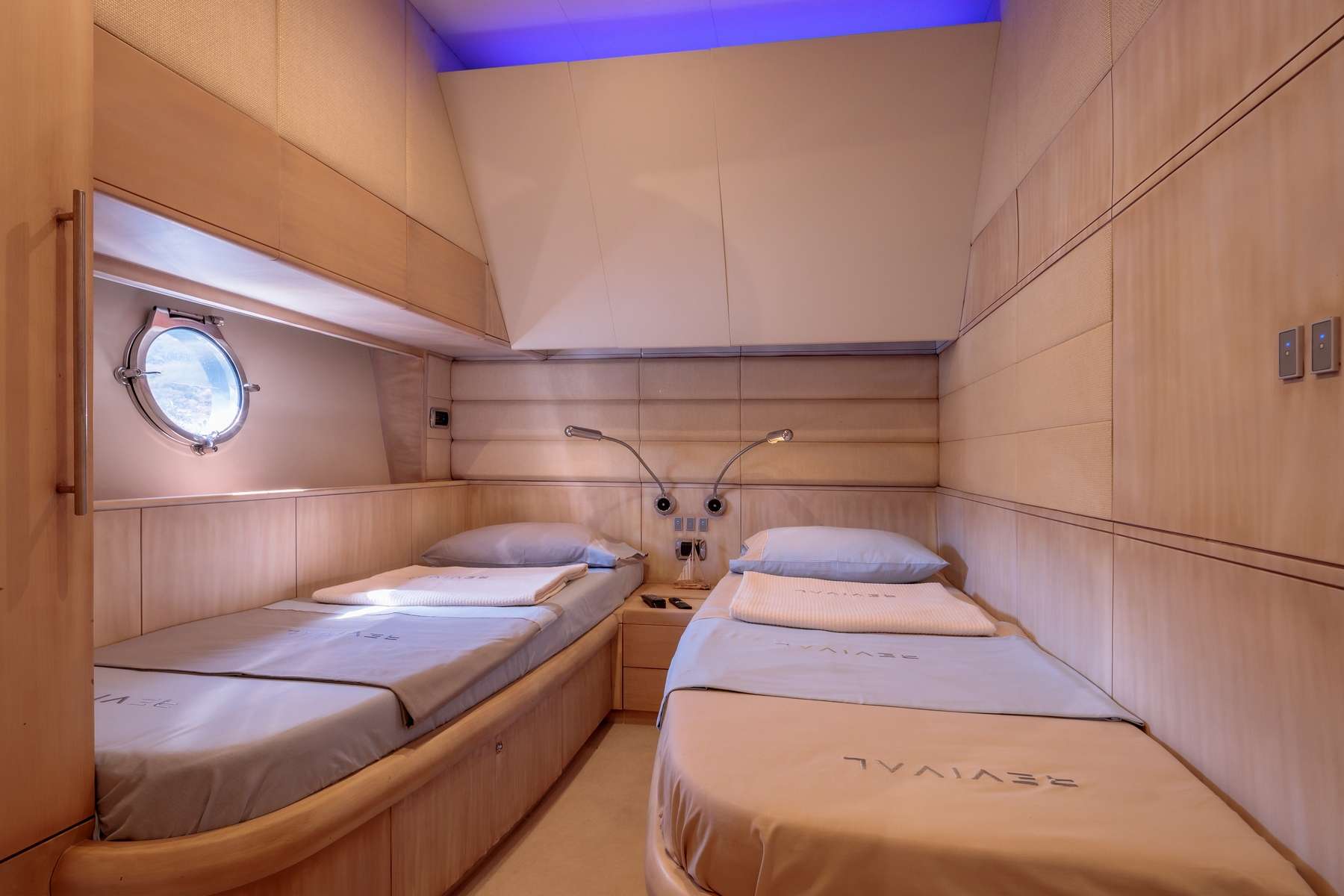 REVIVAL Aicon 67 - twin cabin