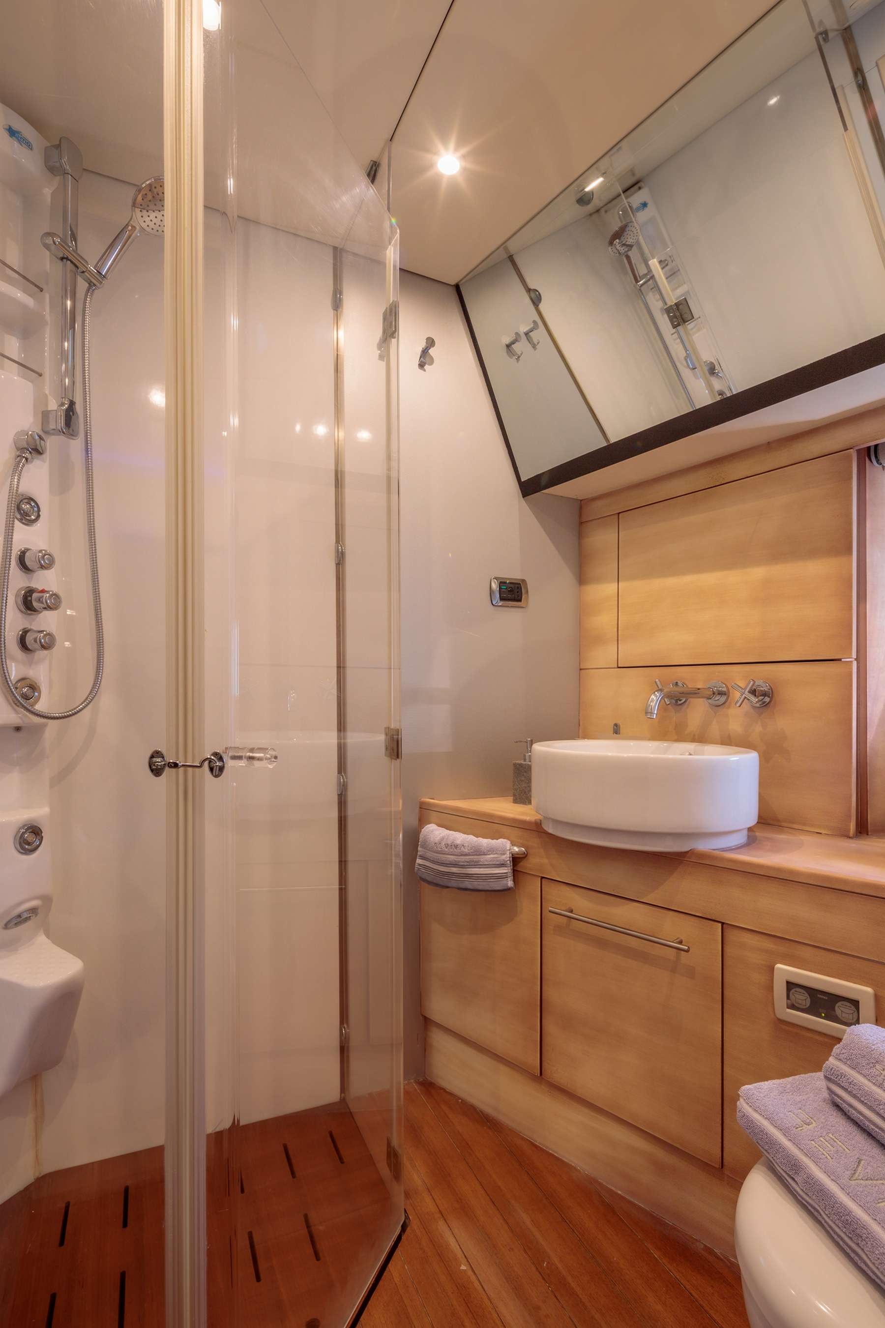 REVIVAL Aicon 67 - twin cabin bathroom