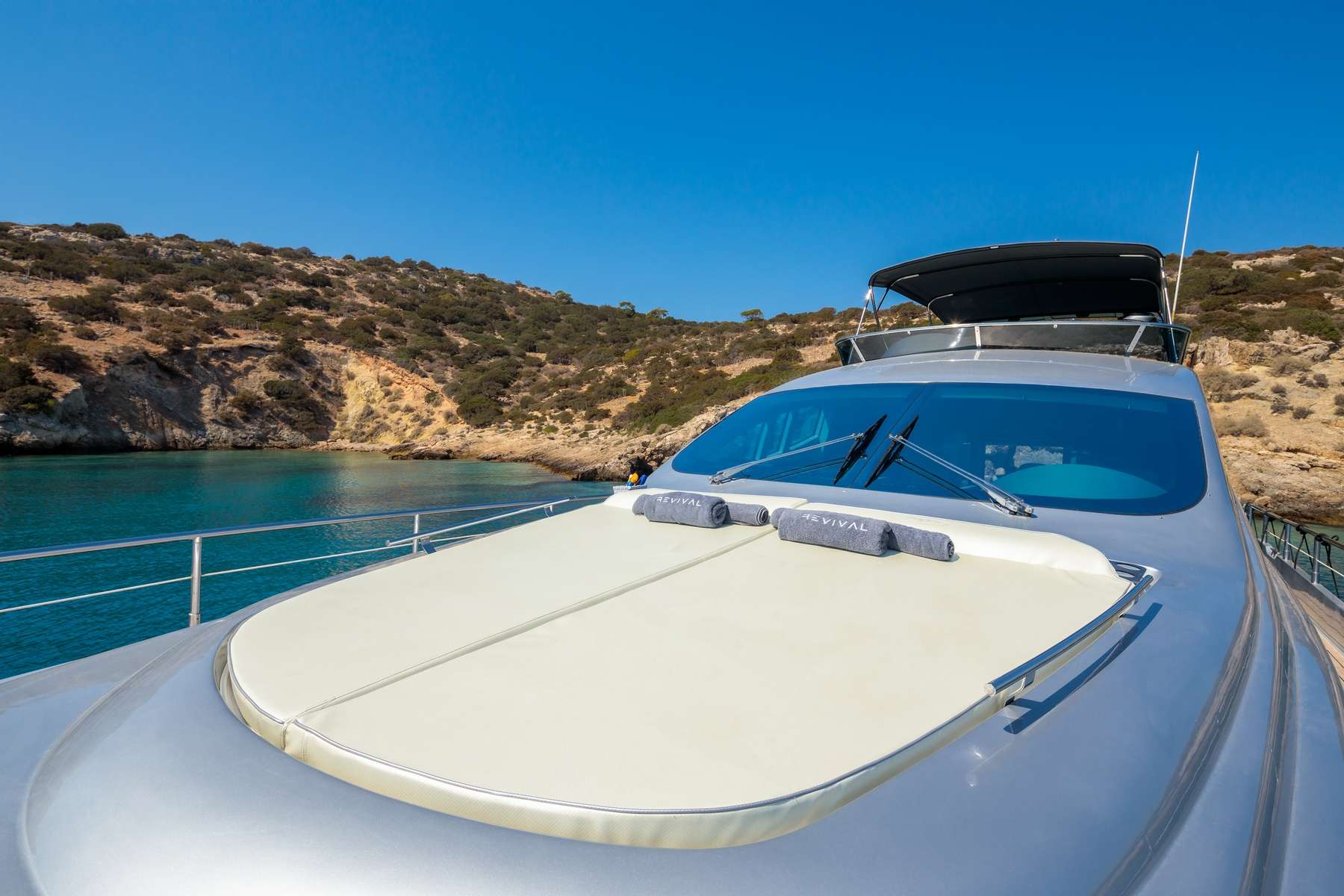 REVIVAL Aicon 67 - foredeck sunbathing area
