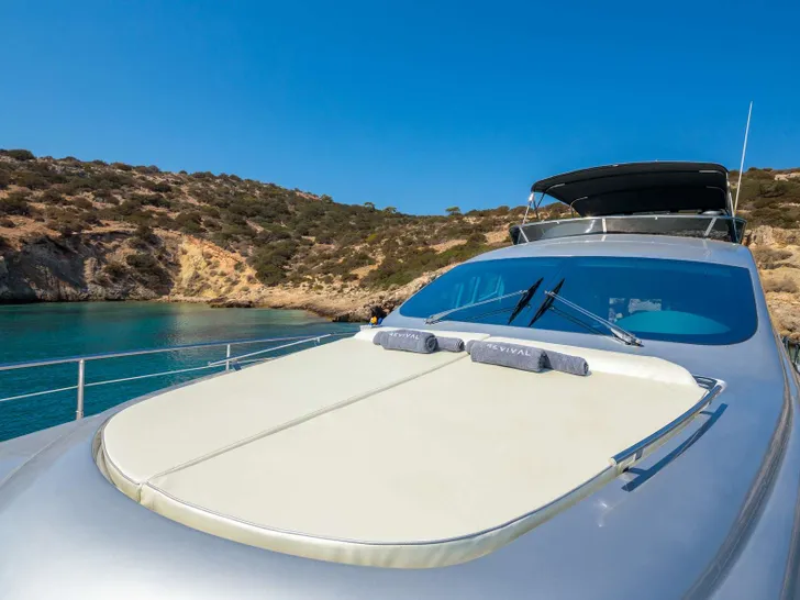 REVIVAL Aicon 67 - foredeck sunbathing area REVIVAL Aicon 67 - foredeck sunbathing area