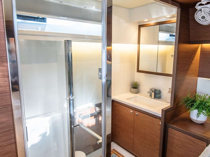 LIQUID ZEN Lagoon 52 - cabin bathroom LIQUID ZEN Lagoon 52 - cabin bathroom
