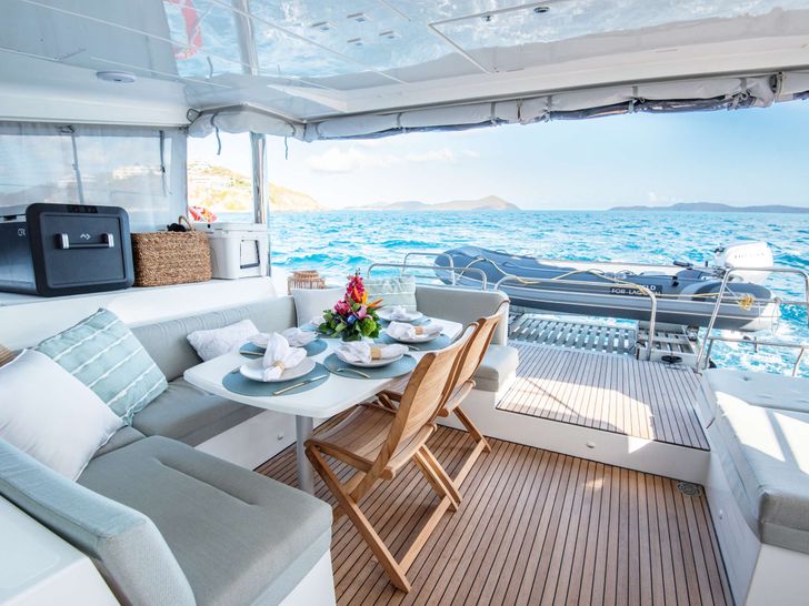 LIQUID ZEN Lagoon 52 - aft deck seating area LIQUID ZEN Lagoon 52 - aft deck seating area