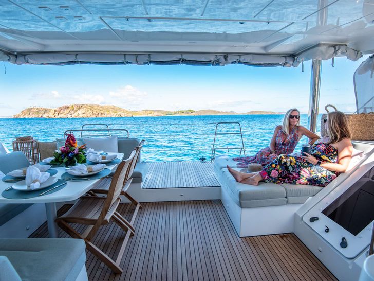 LIQUID ZEN Lagoon 52 - aft deck LIQUID ZEN Lagoon 52 - aft deck
