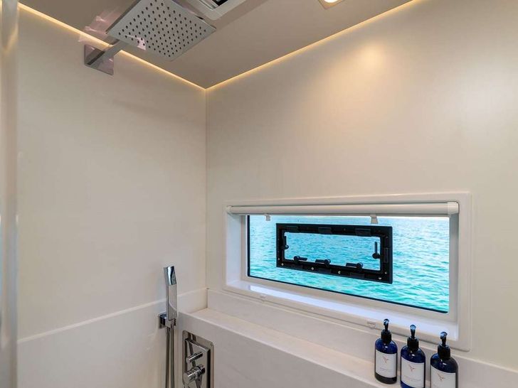 COLIBRI Fountaine Pajot Alegria 67 - master cabin shower COLIBRI Fountaine Pajot Alegria 67 - master cabin shower