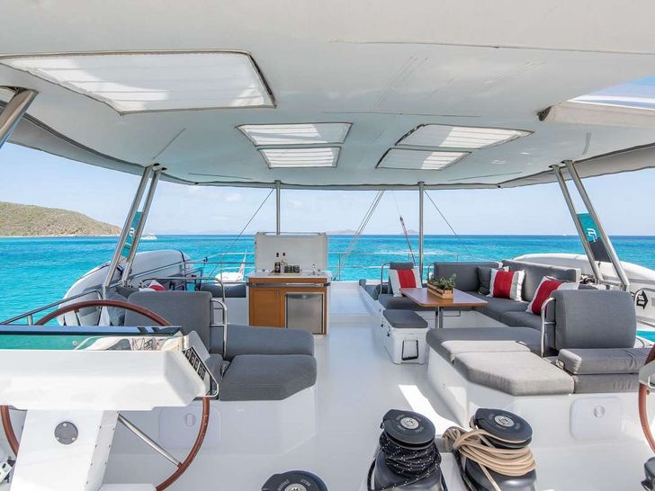 COLIBRI Fountaine Pajot Alegria 67 - flybridge COLIBRI Fountaine Pajot Alegria 67 - flybridge