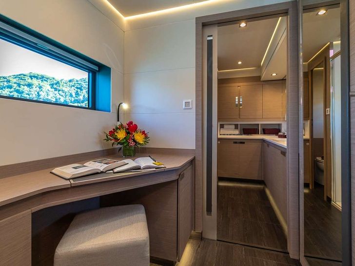COLIBRI Fountaine Pajot Alegria 67 - master cabin desk COLIBRI Fountaine Pajot Alegria 67 - master cabin desk