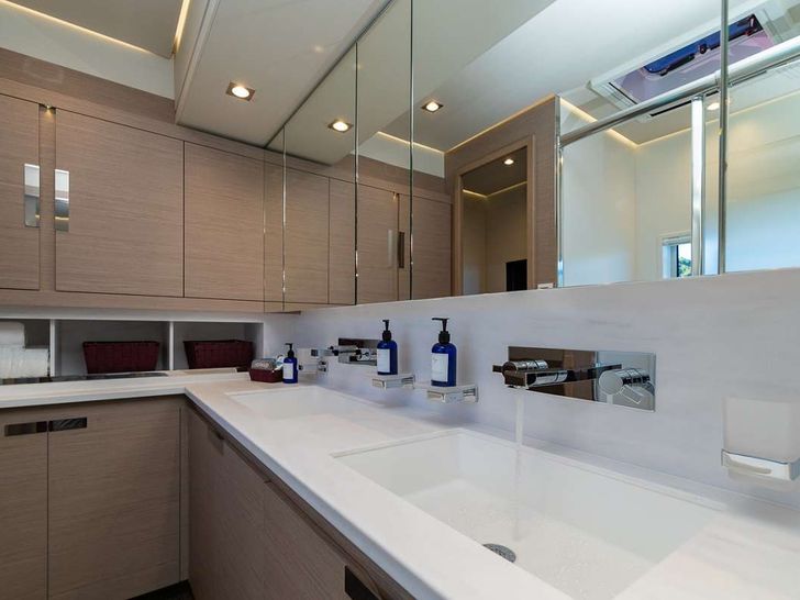 COLIBRI Fountaine Pajot Alegria 67 - VIP cabin 1 bathroom COLIBRI Fountaine Pajot Alegria 67 - VIP cabin 1 bathroom