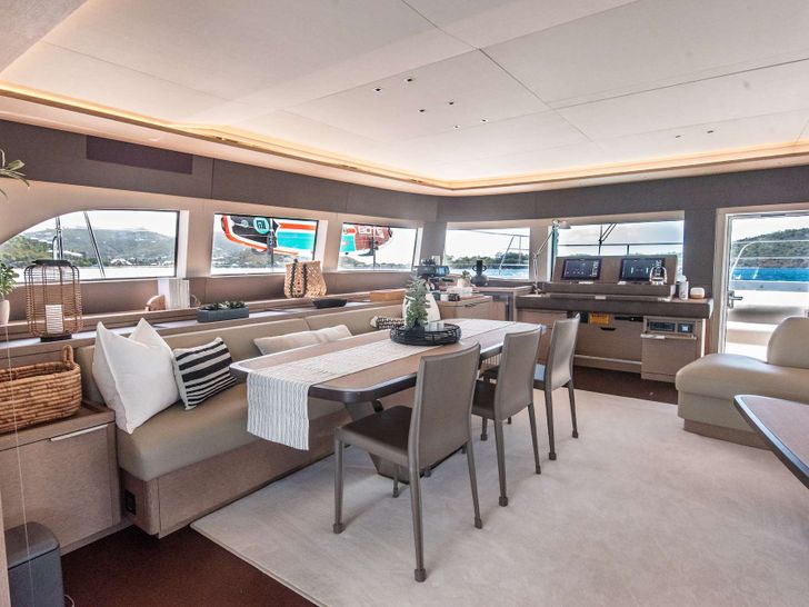 CEST LA VIE Lagoon 67 - Saloon CEST LA VIE Lagoon 67 - Saloon