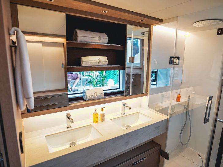 CEST LA VIE Lagoon 67 - Cabin 1 Bathroom CEST LA VIE Lagoon 67 - Cabin 1 Bathroom