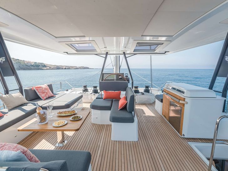 ALLURE Fountaine Pajot 59 - flybridge ALLURE Fountaine Pajot 59 - flybridge