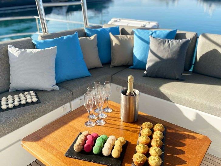 ALLURE Fountaine Pajot Samana 59 - flybridge lounge ALLURE Fountaine Pajot Samana 59 - flybridge lounge