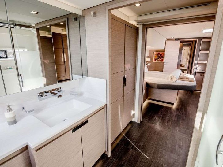 ALLURE Fountaine Pajot Samana 59 - VIP cabin bathroom ALLURE Fountaine Pajot Samana 59 - VIP cabin bathroom